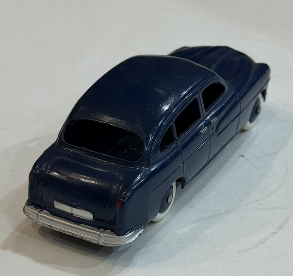 FORD VEDETTE DINKY 1/43