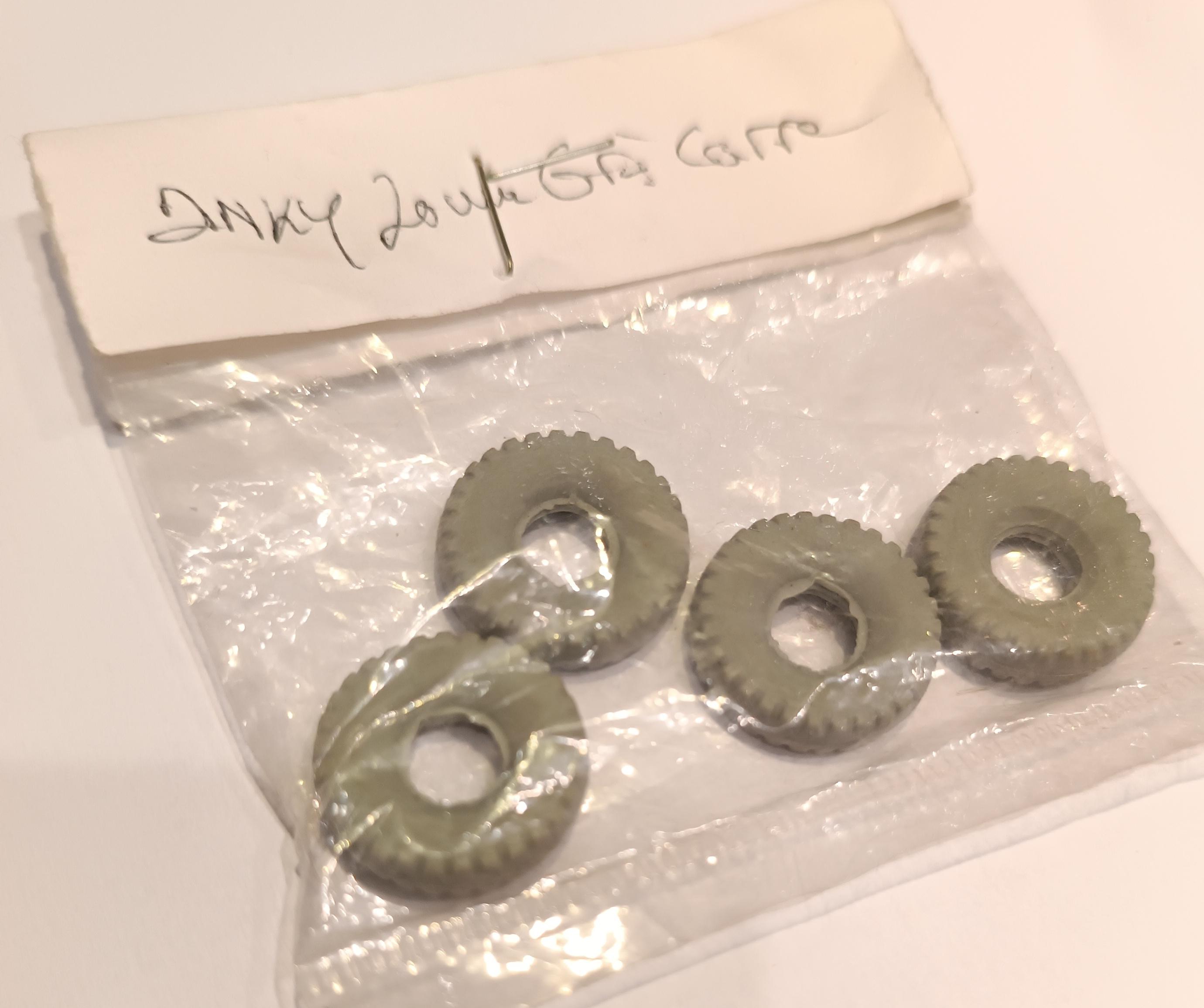 Pneus "carrés" (x4) Dinky
