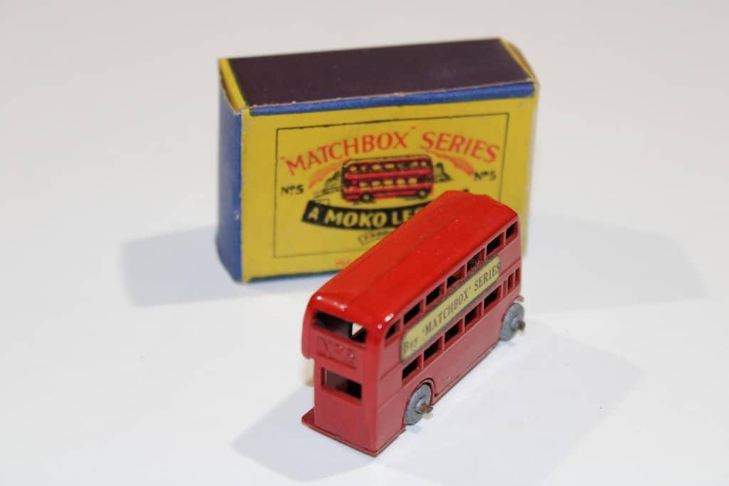 BUS ROUTEMASTER ROUGE -MATCHBOX 1/64