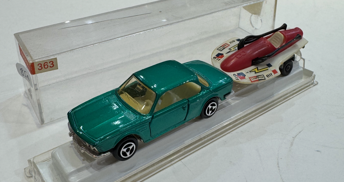 BMW 3.0 CS AVEC BATEAU DE COURSE  MAJORETTE 1/64